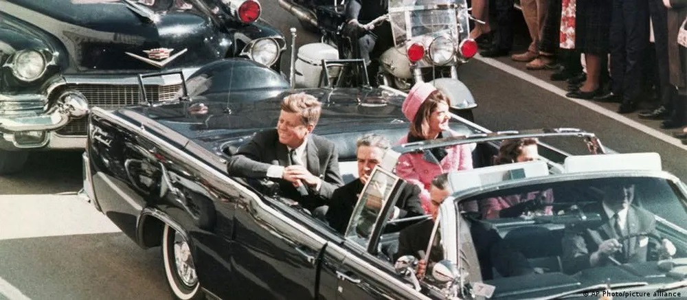 ex-presidente John F. Kennedy em carro