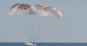 Cápsula da SpaceX com os astronautas norte-americanos Butch Wilmore e Suni Williams aterrissando no mar do Golfo do México