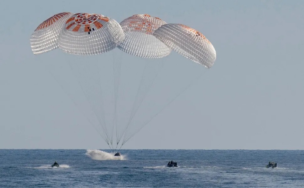 Cápsula da SpaceX com os astronautas norte-americanos Butch Wilmore e Suni Williams aterrissando no mar do Golfo do México
