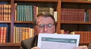 ex-presidente Jair Bolsonaro (PL) com cartão de vacina
