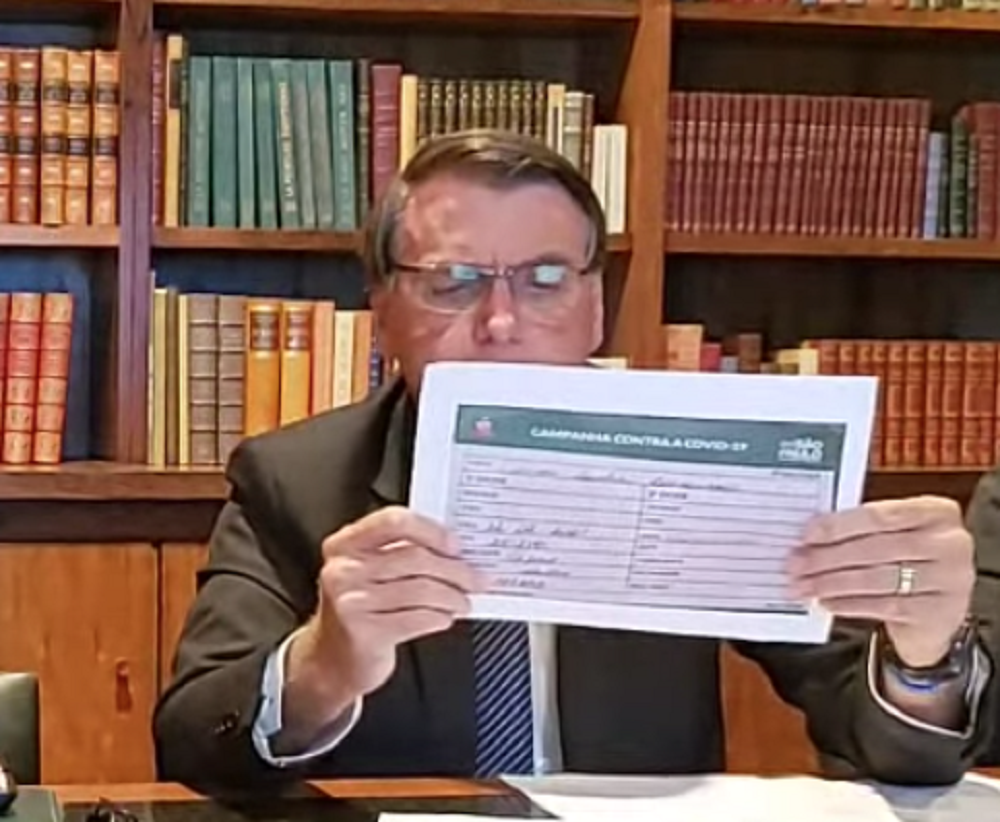ex-presidente Jair Bolsonaro (PL) com cartão de vacina