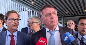 O ex-presidente Jair Bolsonaro (PL) falando em coletiva