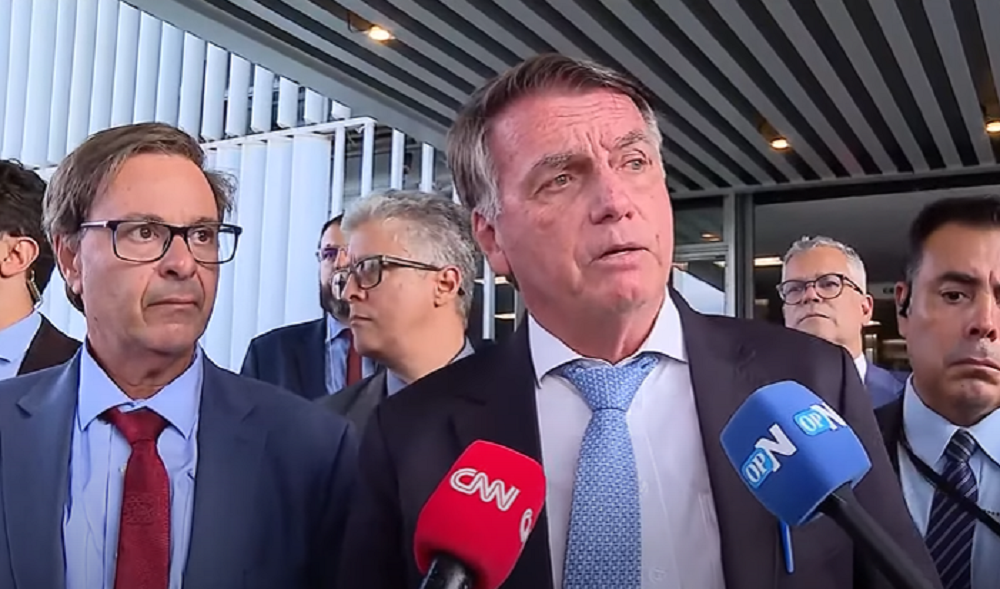 O ex-presidente Jair Bolsonaro (PL) falando em coletiva