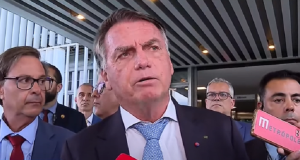 Jair Bolsonaro falando em coletiva