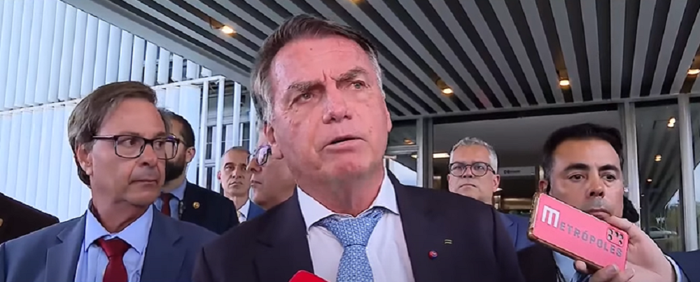 Jair Bolsonaro falando em coletiva