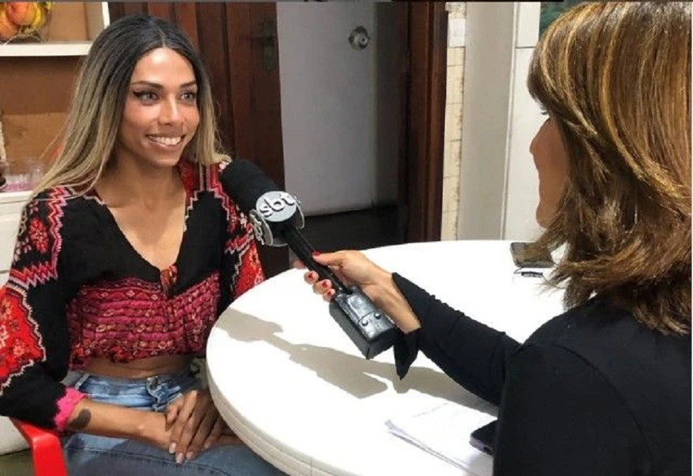 ex-candidata a vereadora Brunella Hilton (PSOL) dando entrevista ao SBT