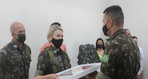 Tenente-coronel Hélio Lima ao lado da esposa, coronel Carla Lobo Loureiro, quando ela passou a Direção do Hospital de Guarnição de Florianópolis (HGuFl), em 2021