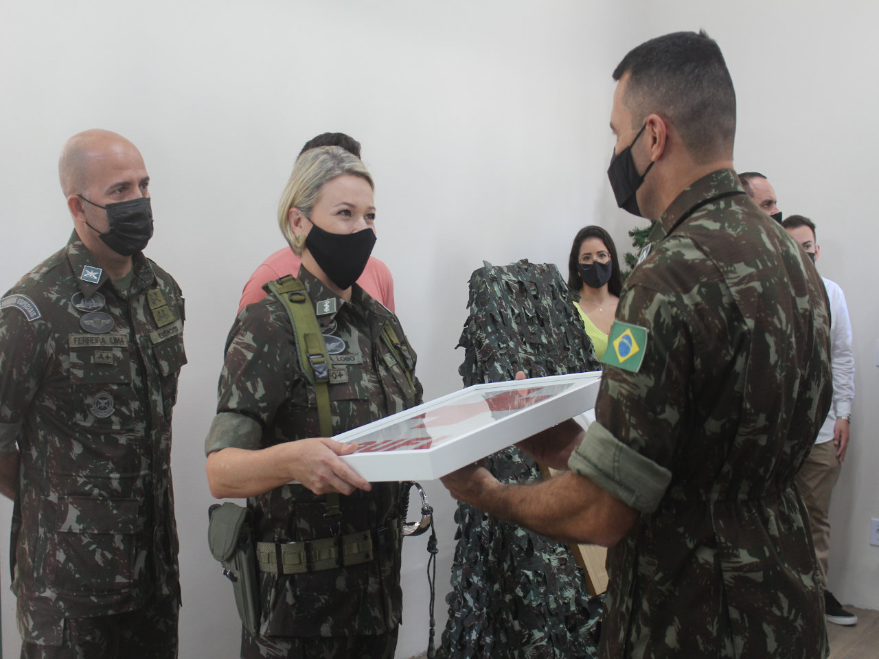 Tenente-coronel Hélio Lima ao lado da esposa, coronel Carla Lobo Loureiro, quando ela passou a Direção do Hospital de Guarnição de Florianópolis (HGuFl), em 2021