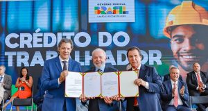 O presidente Lula (PT) (ao centro) com os ministros Fernando Haddad e Luiz Marinho no evento de lançamento do Crédito do Trabalhador