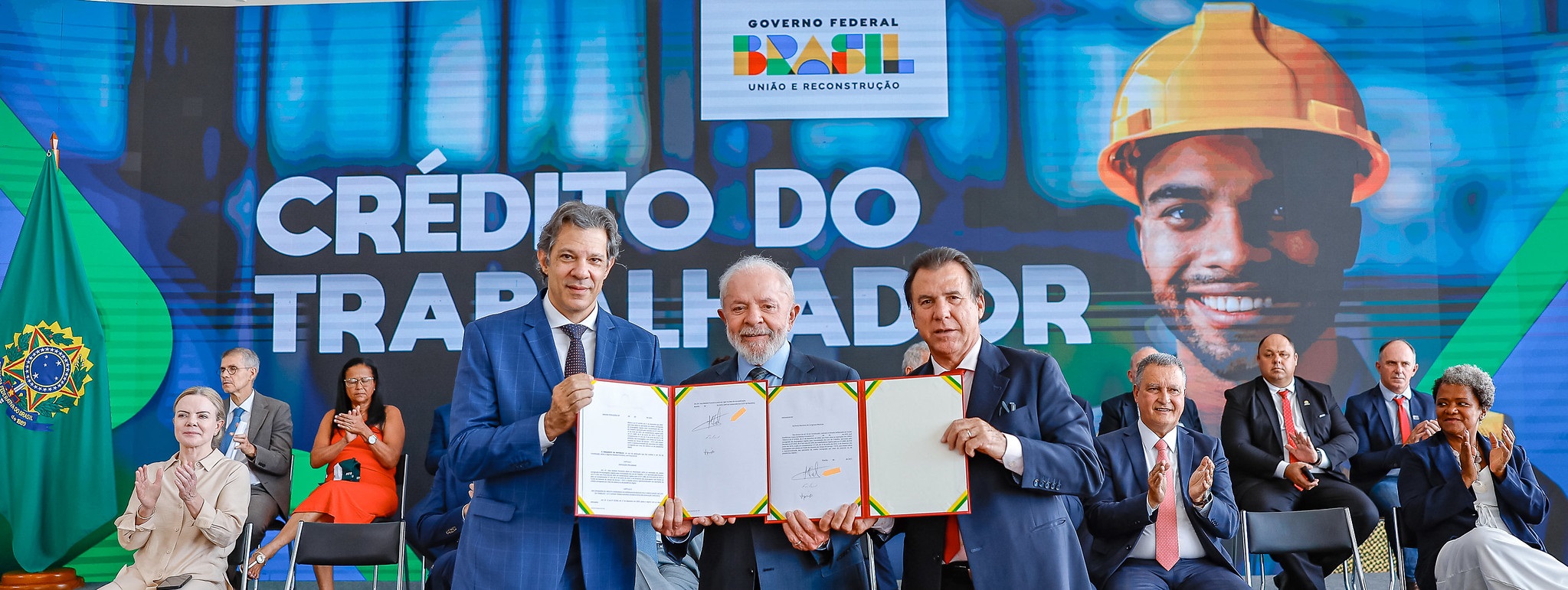 O presidente Lula (PT) (ao centro) com os ministros Fernando Haddad e Luiz Marinho no evento de lançamento do Crédito do Trabalhador
