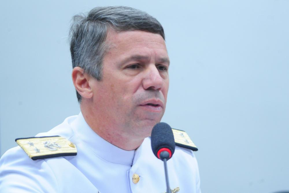 Vice-almirante Marco Antônio Linhares Soares, diretor de Hidrografia e Navegação da Marinha, falando, sério