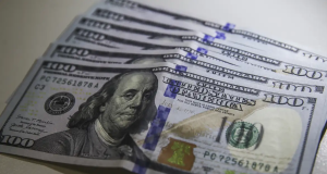 Cédulas de dólar enfileiradas, em close