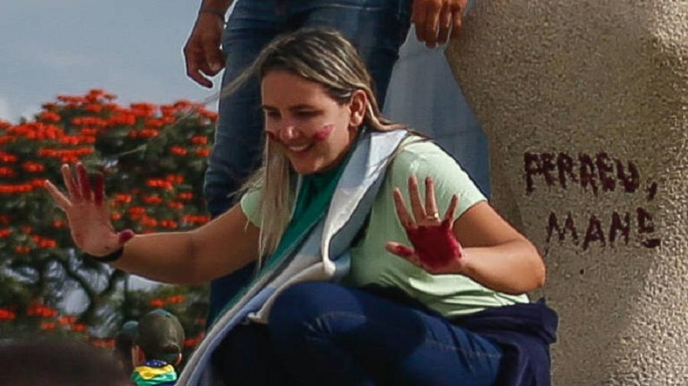 Débora Rodrigues dos Santos sorrindo após pixar estátua do STF