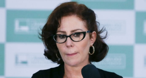Carla Zambelli (PL-SP) com expressão de insatisfação