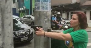 Carla Zambelli com arma em punho na rua