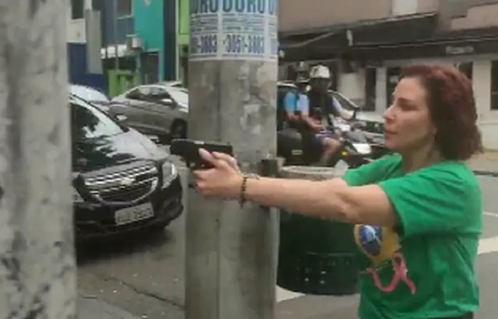 Carla Zambelli com arma em punho na rua