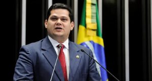 Senador Davi Alcolumbre, presidente do Congresso Nacional, em pé, falando em microfone, sem olhar para a câmera