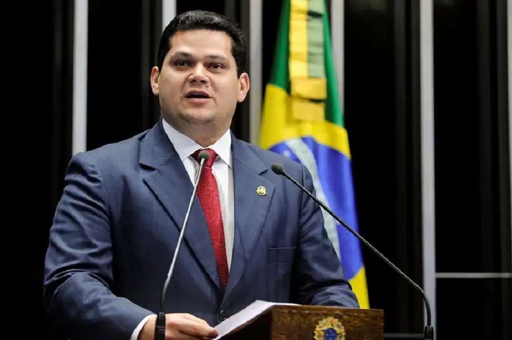 Senador Davi Alcolumbre, presidente do Congresso Nacional, em pé, falando em microfone, sem olhar para a câmera