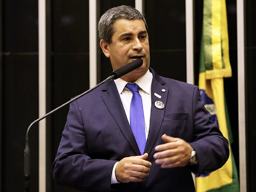 Coronel Tadeu (PL-SP) falando e gesticulando, olhando para o lado