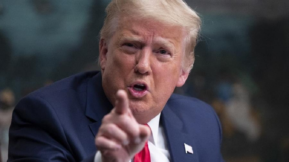Donald Trump falando, apontando, com cara de bravo