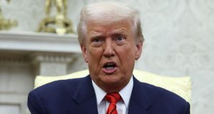 presidente Donald Trump falando com expressão séria, em close