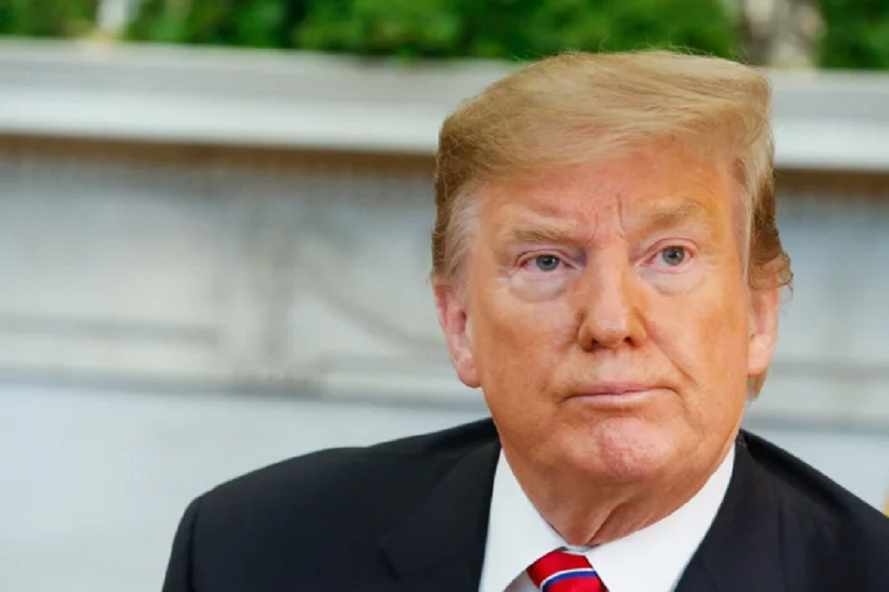 Donald Trump em close com expressão pensativa