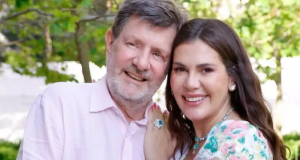 O banqueiro Roberto Setubal, copresidente do Conselho de Administração do Itaú Unibanco, e sua ex-mulher, Daniela Fagundes, abraçados e sorrindo em dia de sol