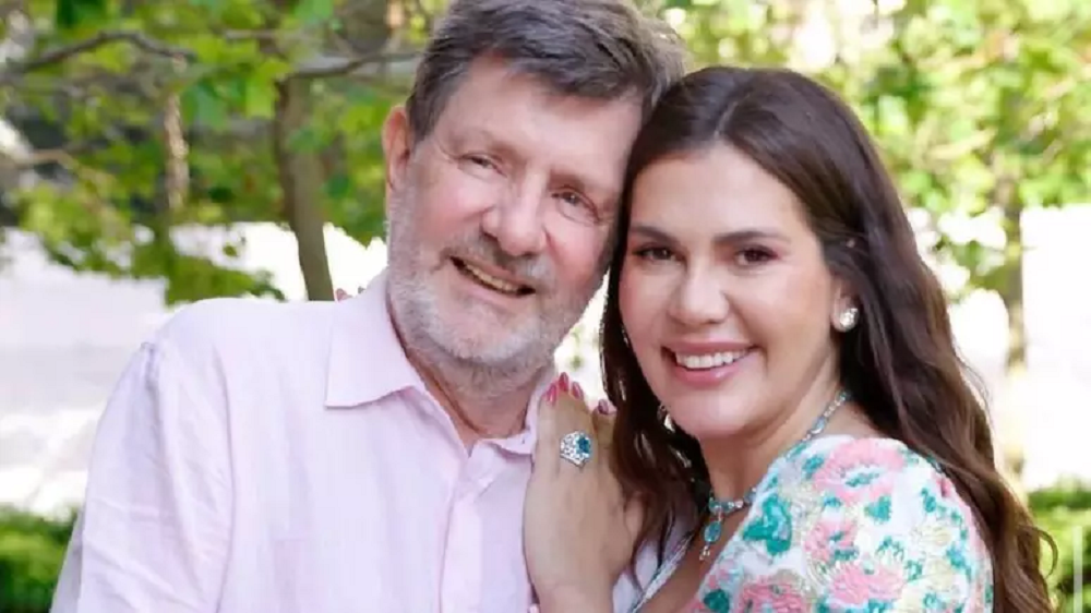 O banqueiro Roberto Setubal, copresidente do Conselho de Administração do Itaú Unibanco, e sua ex-mulher, Daniela Fagundes, abraçados e sorrindo em dia de sol