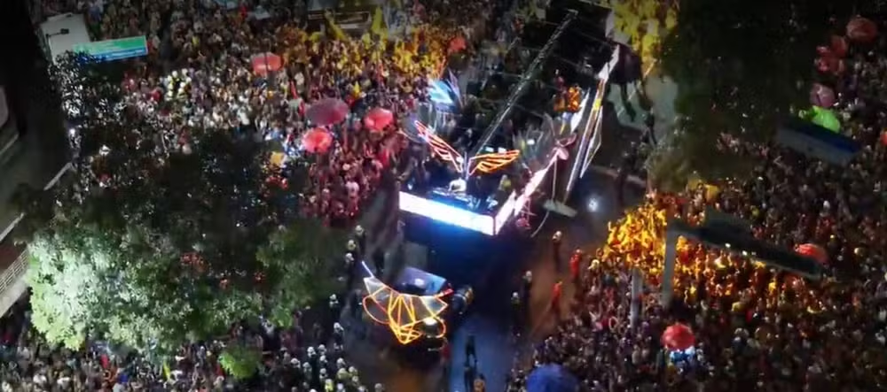 DJ Alok se apresentando no Carnaval de Belo Horizonte, à noite, em foto aérea