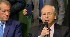 O presidente do PL, Valdemar Costa Neto, ao lado de Carlos Cesar Moretzsohn Rocha em coletiva, o primeiro sério e o segundo falando em microfone