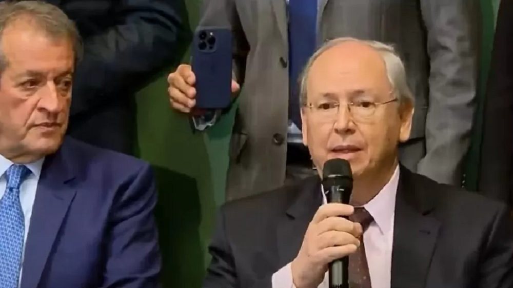 O presidente do PL, Valdemar Costa Neto, ao lado de Carlos Cesar Moretzsohn Rocha em coletiva, o primeiro sério e o segundo falando em microfone
