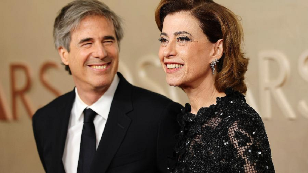 O diretor Walter Salles e a atriz Fernanda Torres no tepete vermelho do Oscar, ambos sorrindo