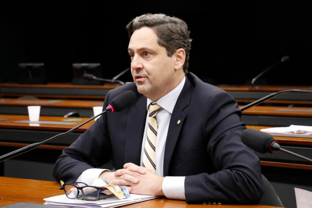 deputado Luiz Phillipe de Orleans e Bragança (PL-SP) sentado, falando em microfone, sério