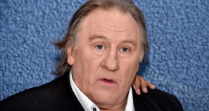 Gérard Depardieu com cara de espanto, olhando pra câmera