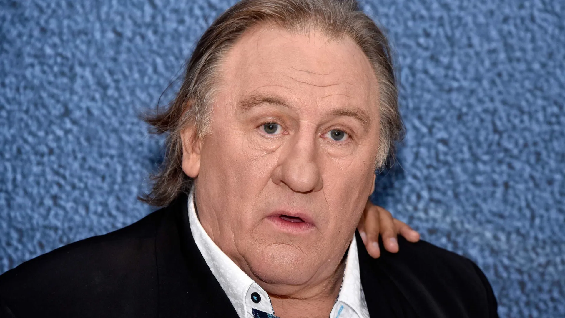 Gérard Depardieu com cara de espanto, olhando pra câmera