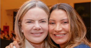 Gleisi Hoffmann e Janja sorrindo lado a lado, em close, olhando para a câmera