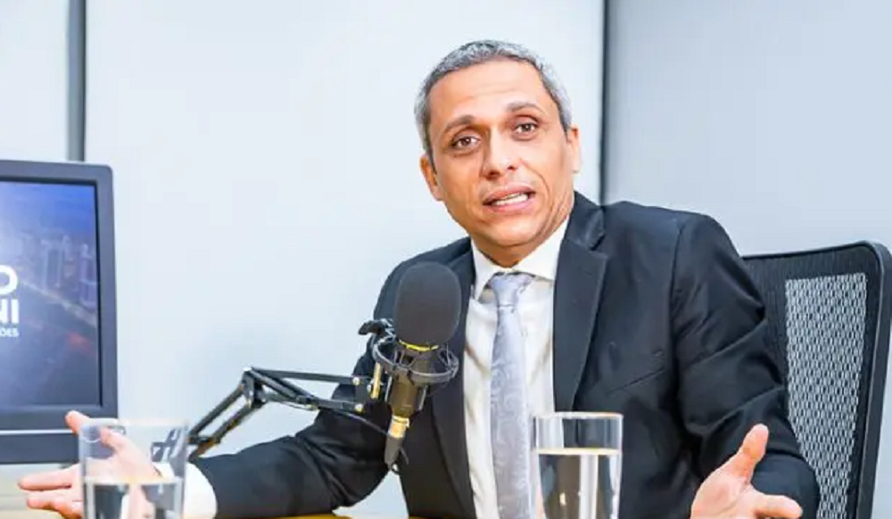 O deputado federal Gustavo Gayer (PL) com os braços abertos e expressão assustada