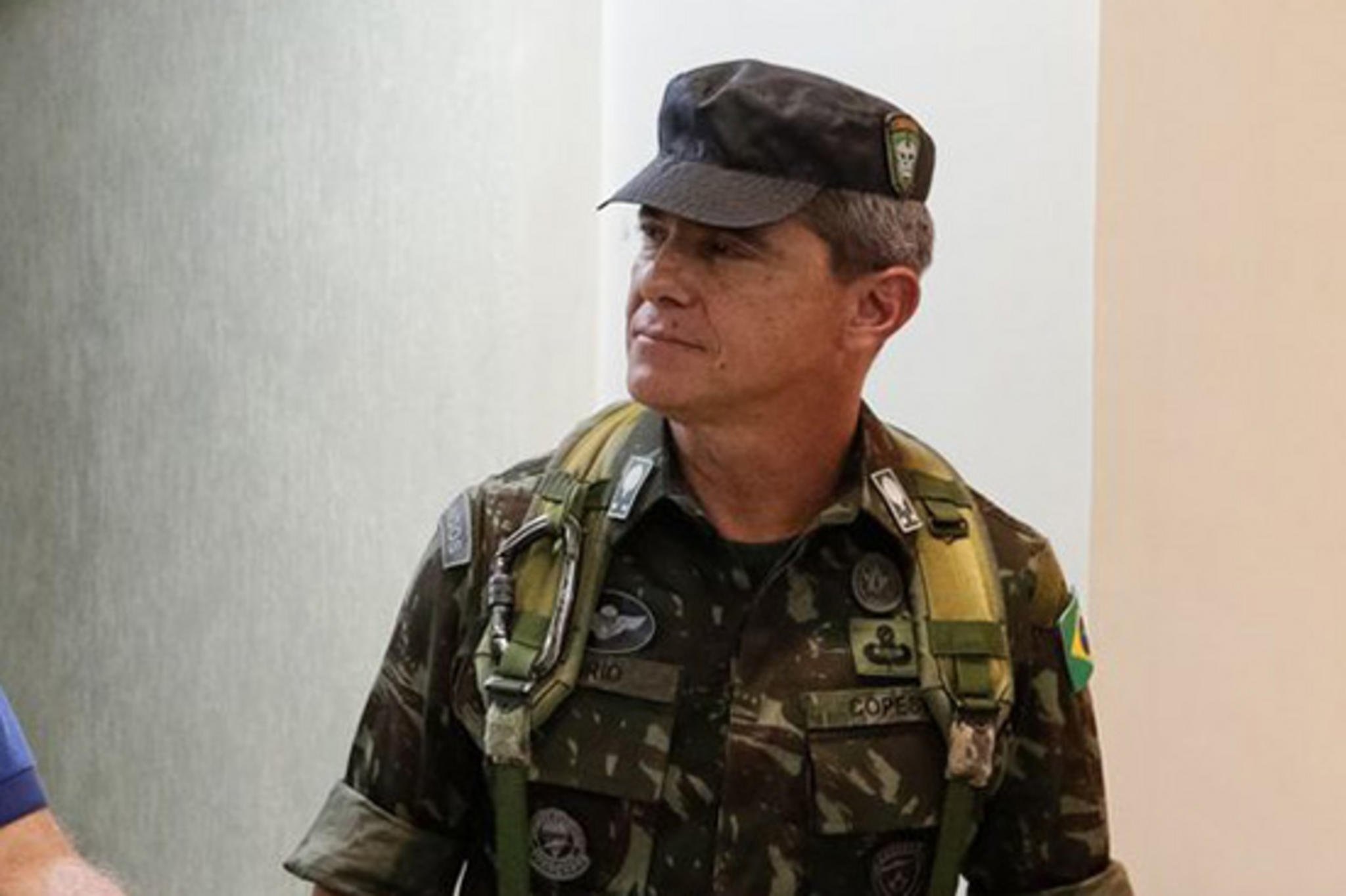 general Mário Fernandes fardado, olhando para o lado, sério