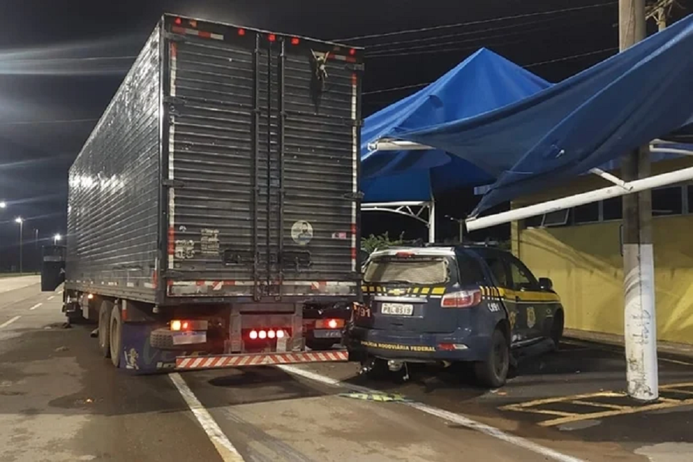 Caminhão e carro da PRF