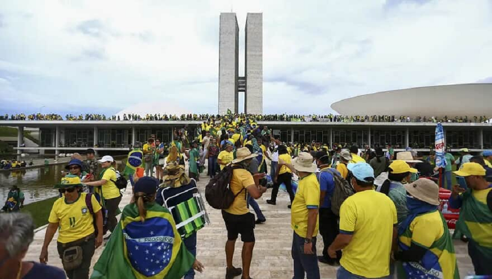 Golpistas na Praça dos Três Poderes, de roupas verdes e amarelas