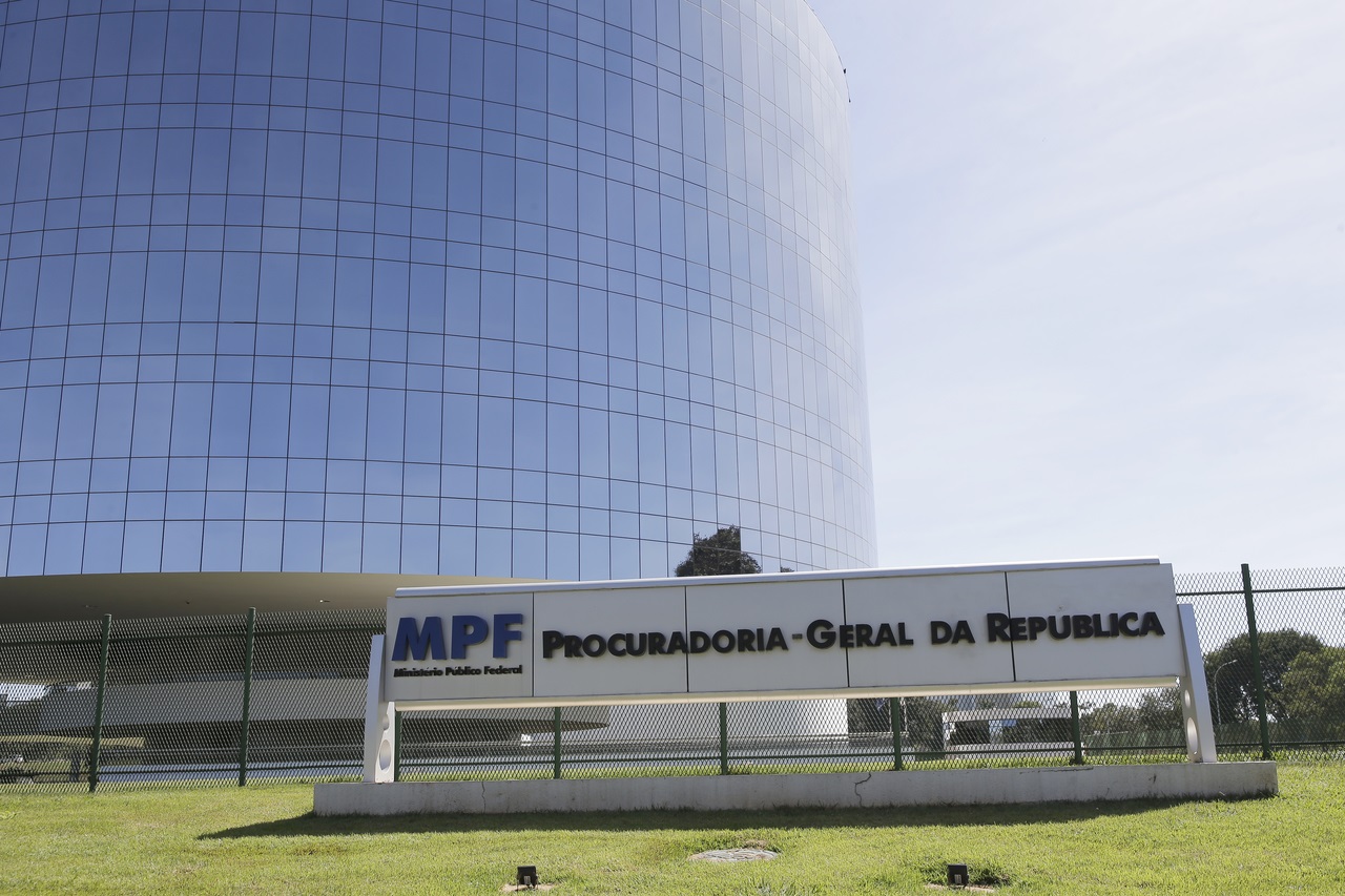 Procuradoria-Geral da República (PGR) vista de fora em dia ensolarado