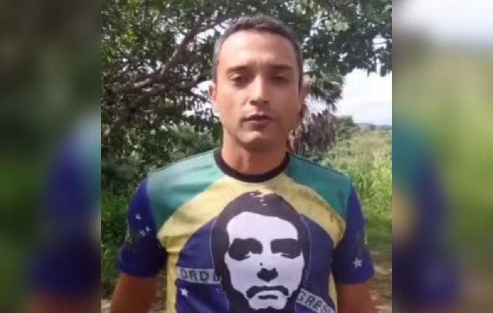 João Costa Araújo Alves no centro de foto com camisa de apoio a Bolsonaro