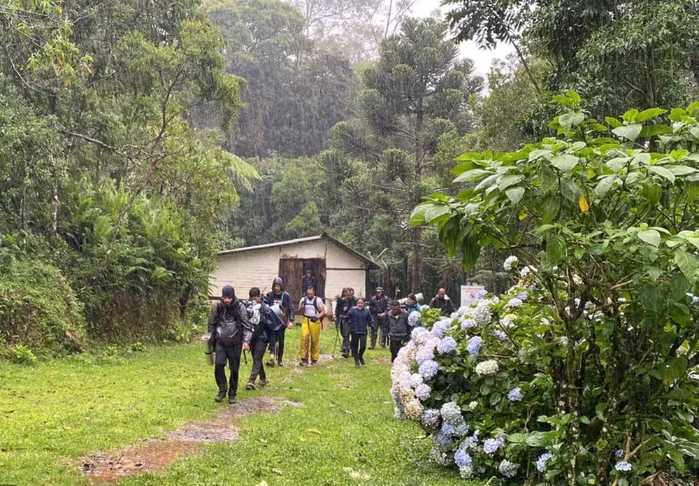 Bombeiros em mobilização para resgatar turistas no Pico dos Marins 