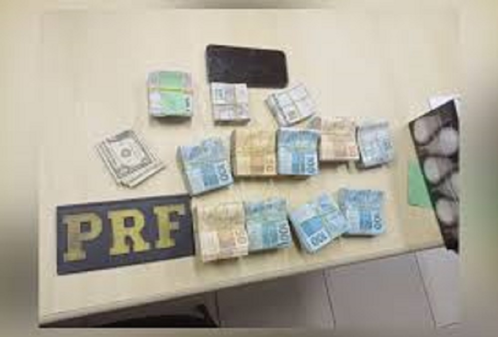Dinheiro que policiais encontraram no veículo de prefeito