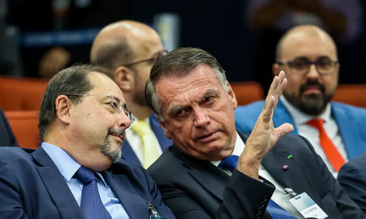Jair Bolsonaro acompanhado em julgamento