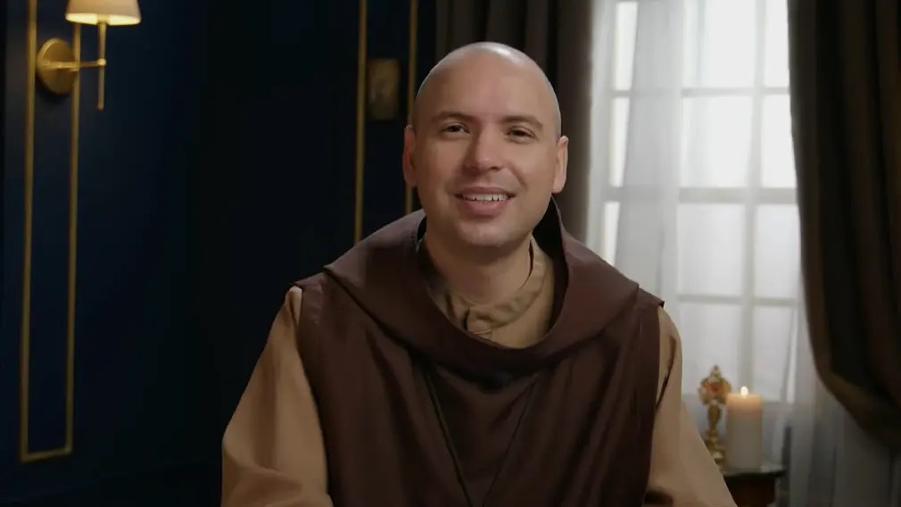 Frei Gilson falando e olhando para a câmera