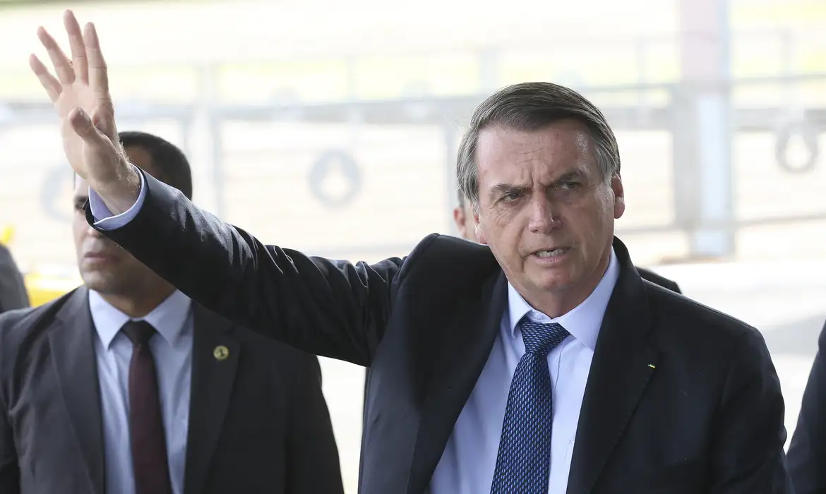 ex-presidente Jair Bolsonaro (PL) falando, bravo, com o braço estendido