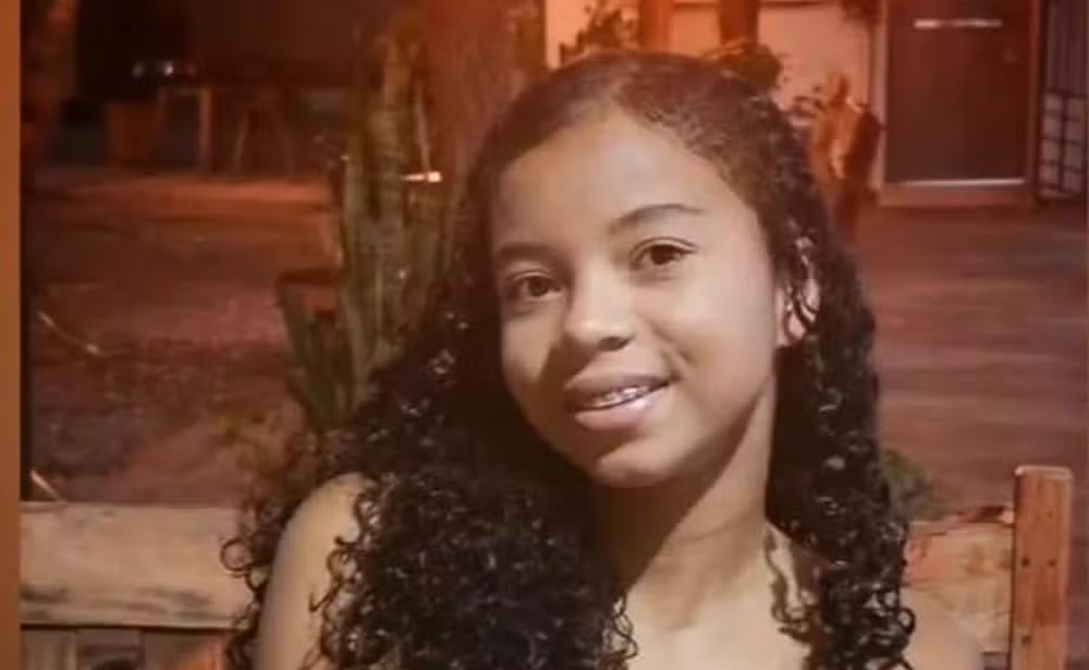 Ingrid Vitória de cabelo solto, sorrindo