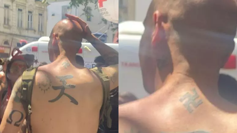 Montagem de duas fotos de homem de costas, com tatuagem de suástica