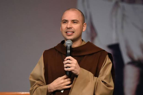 O silêncio cúmplice de Frei Gilson diante de Trump e o ataque ao Papa